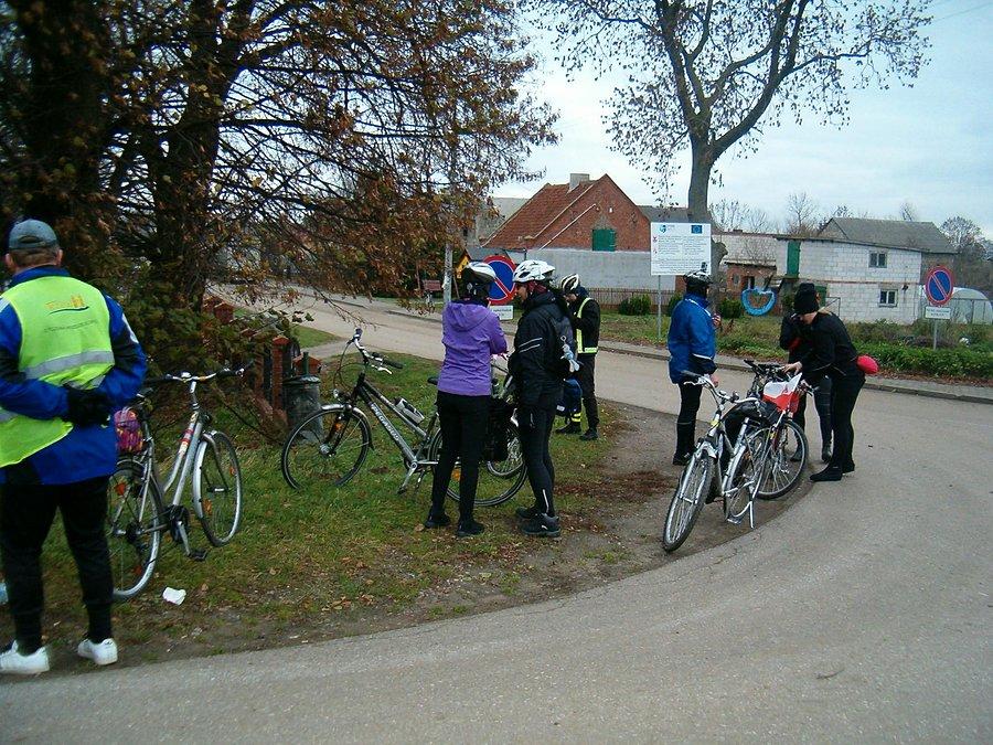 11.11.2013. Wycieczka grupowa do Białej Góry, rowerzyści przy drodze w Mątowach Wielkich, na małym odpoczynku
