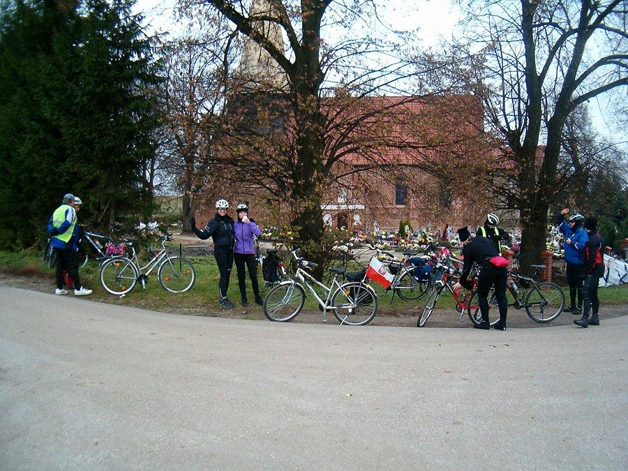 11.11.2013. Wycieczka grupowa do Białej Góry. Rowerzystki Asia i Mirka pozują do zdjęcia na odpoczynku rowerzystów w Mątowach Wielkich