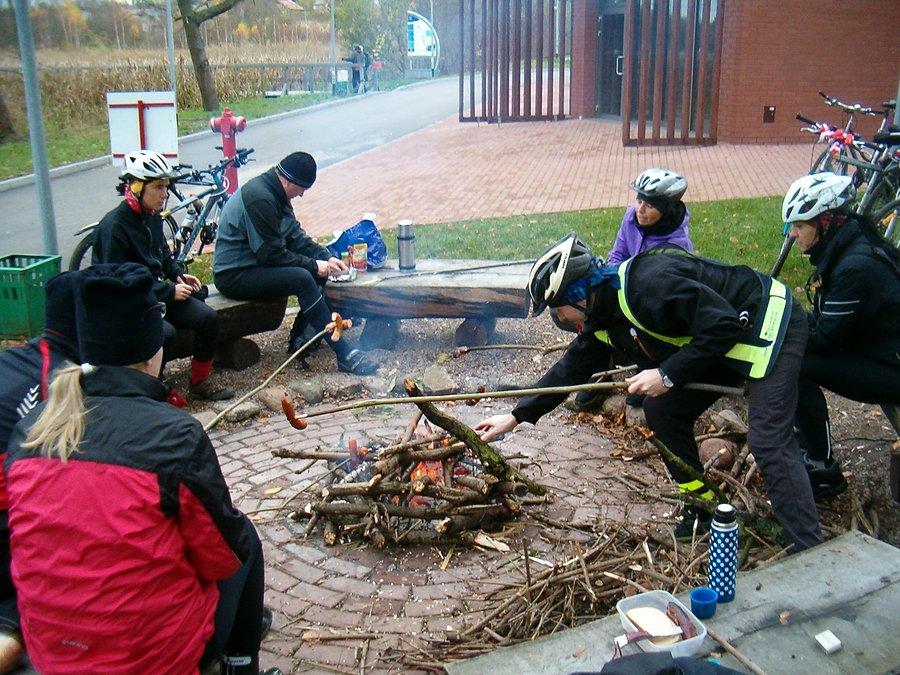 11.11.2013. Wycieczka grupowa do Białej Góry. Rowerzyści pieką kiełbaski przy ognisku na Przystani w Białej Górze