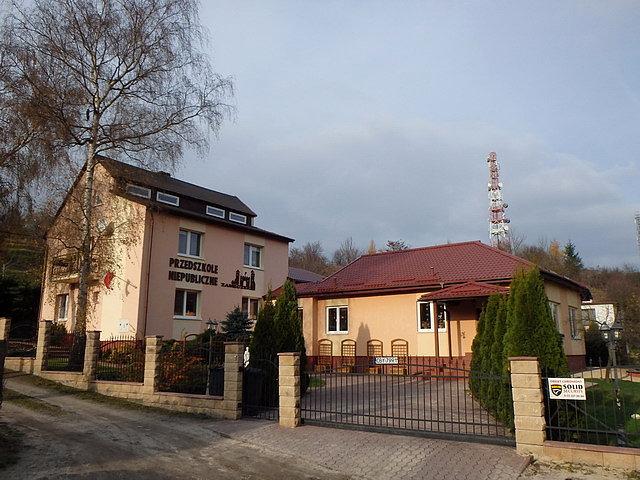 Po zejściu z Góry natrafiłem na małe osiedle domków jednorodzinnych