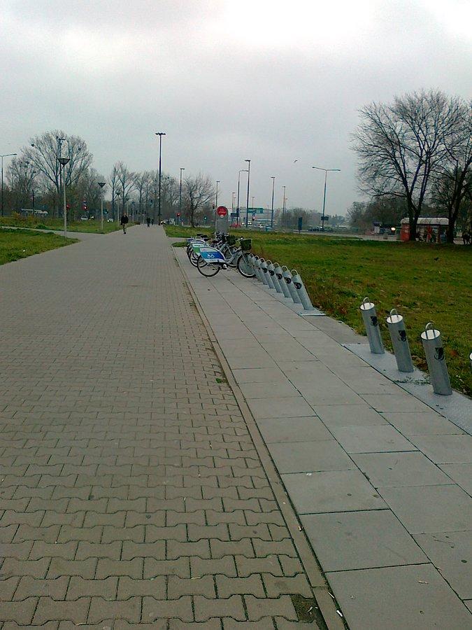 Przy metrze są jeszcze rowery miejskie i słusznie, a na Bemowie już zabrali na zimę