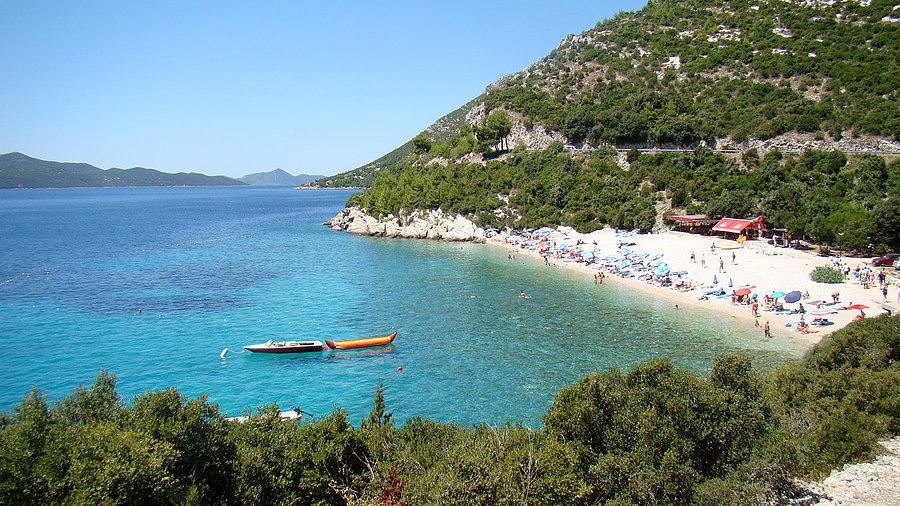 Świetna plaża z krystalicznie czystą wodą