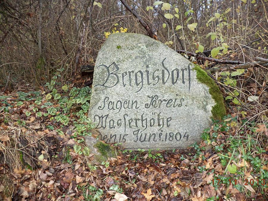 Historyczny poziom Bobru (kreska na dole) - ok 200 m od koryta rzeki