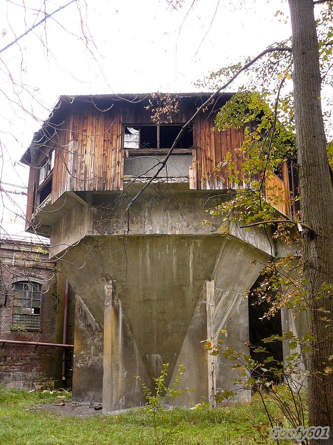 Silos z drewnianą wieżyczką