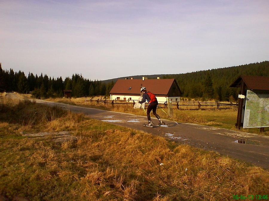 Nartorolkarz pomykał z Jakuszyc do schroniska Orle 18-20 km/h po nierównym asfalcie ii nie tylko