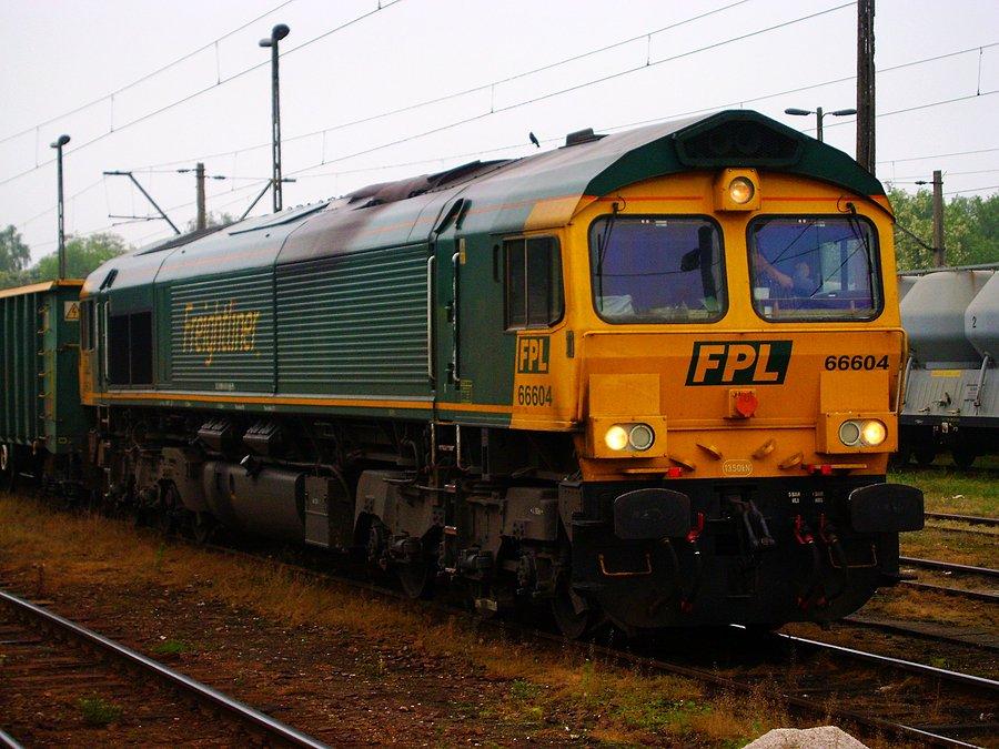 Class 66604 na stacji Tomaszów Mazowiecki