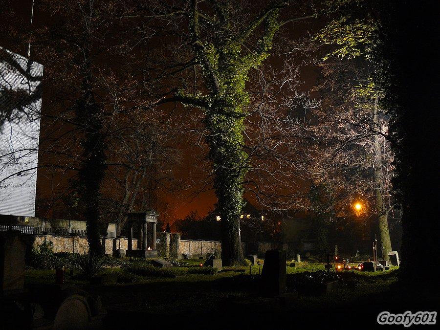 Cmentarz Hutniczy nocą