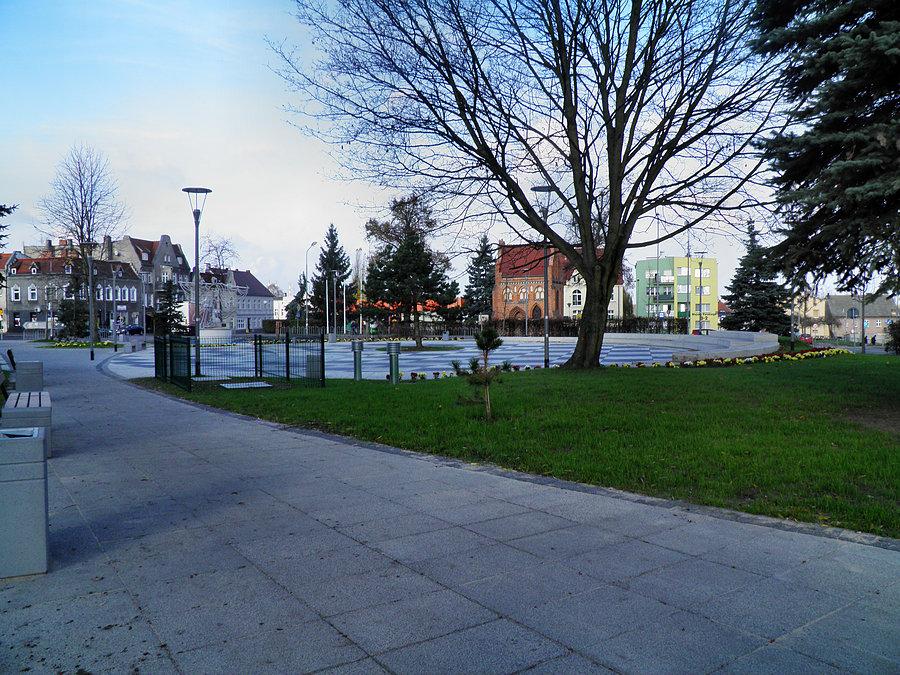 Ładnie prezentuje się uporządkowany plac w centrum starych Polic