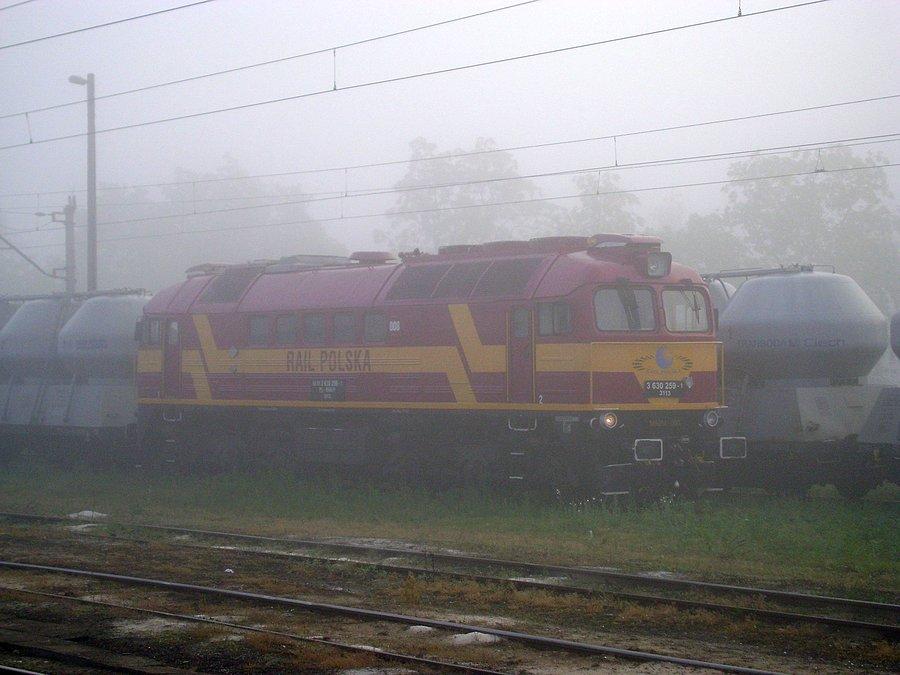 M62M-008 w służbie sandomierskiego ZIK-u w mglisty poranek na manewrach na stacji w Tomaszowie Mazowieckim