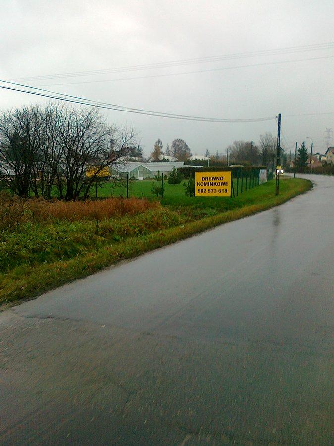 W długie jesienne wieczory dobrze jest posiedzieć przy kominku. Tu można kupić drewno