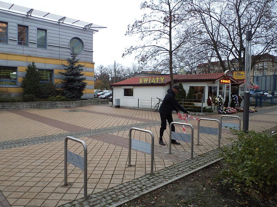 OR robi inspekcję nowych stojaków rowerowych na Placu Dworcowym