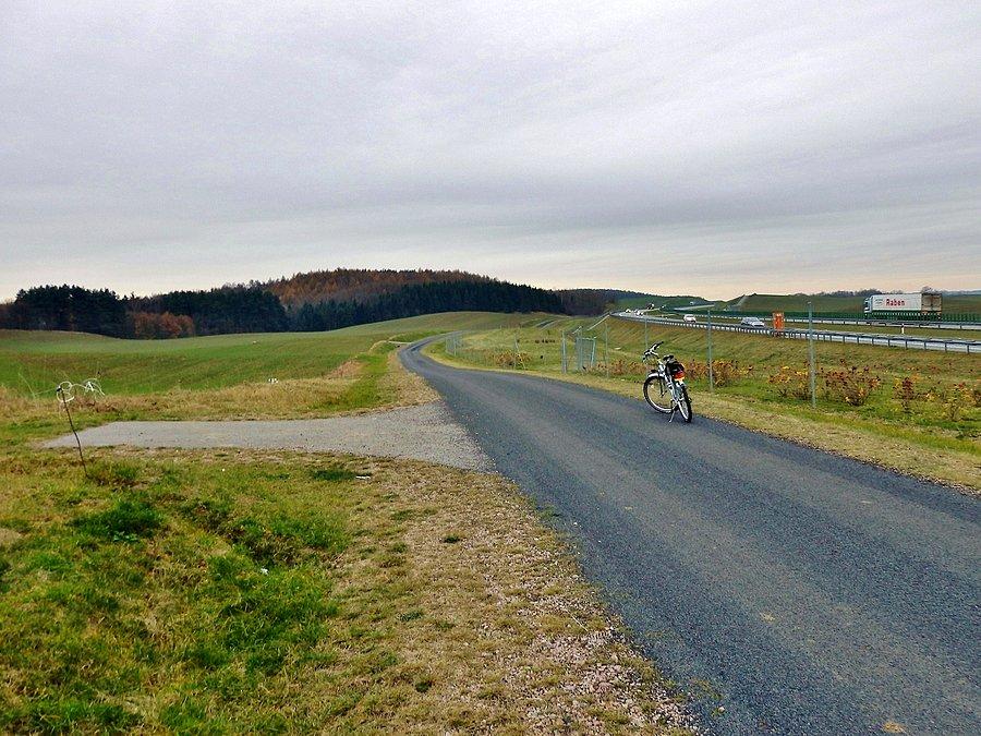 Droga techniczna, wzdłuż autostrady A1