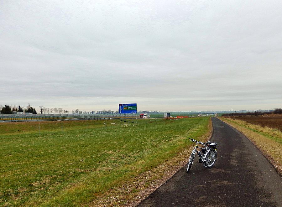 Droga techniczna, wzdłuż autostrady A1