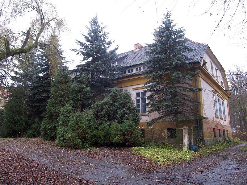 Wierzonka - dwór straszy pustkami