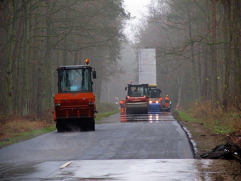 Remontowana droga z Wierzonki do Kobylnicy