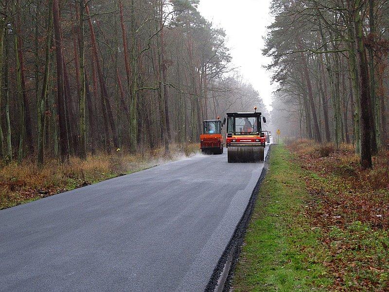 Nowiuśki asfalt na drodze Wierzonka - Kobylnica