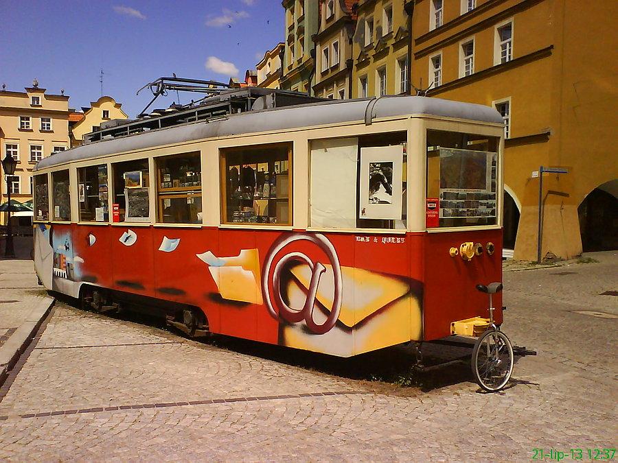 Tramwaj - kram z pamiątkami na jeleniogórskim rynku