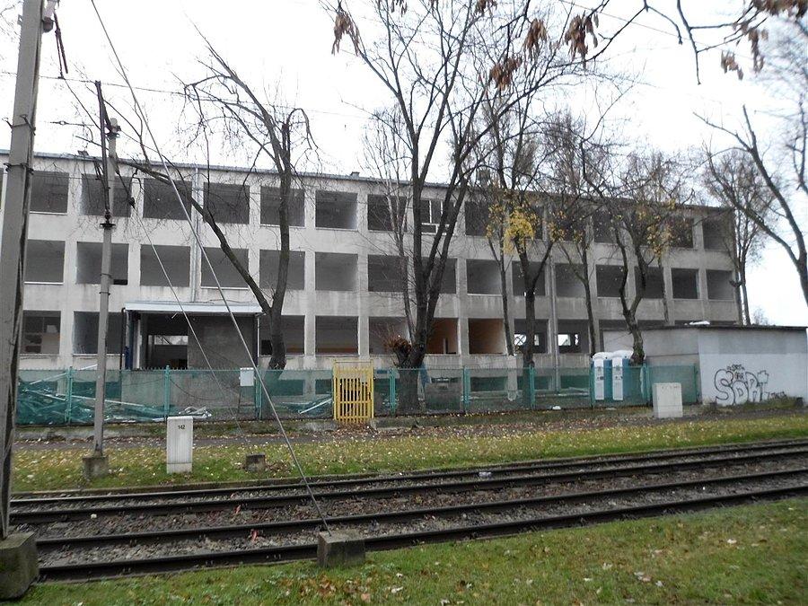Zespół Szkół Fabryki Samochodów Osobowych w demolce