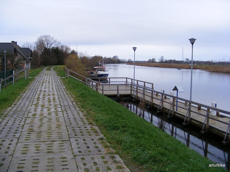 Pomost przy marinie w Osłonce