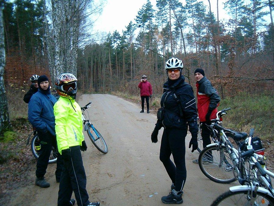 Na drodze leśnej z Lubiszewa do Koziarów, na pierwszym planie od prawej Asia i Fruzia(Dorota) w kasku dlatego, że z mężem jeździli tego dnia quadem, na drugim planie od lewej Mąż Doroty i z tyłu Wiesiek, od lewej Jarek, w dalszym planie Marek