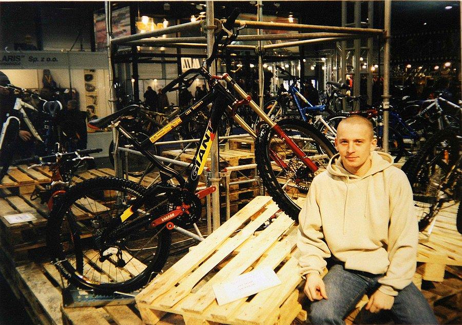 W 2000 na targach rowerowych w Katowicach. Ta hala zawaliła się dokładnie za 6 lat od chwili zrobienia tej fotki :(