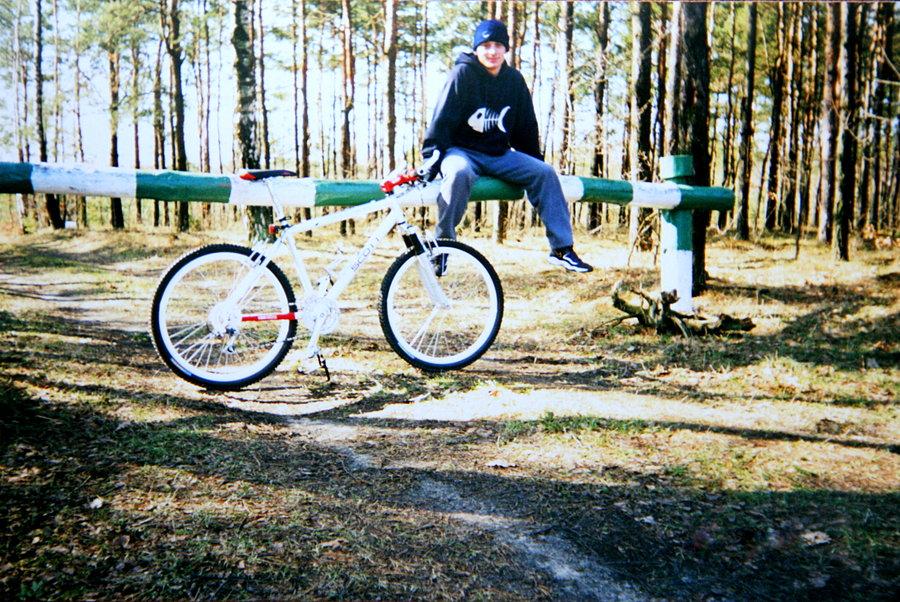 W profesjonalnym stroju kolarskim :D Marzec 2000. I biały rower - na długo przed białą modą :)