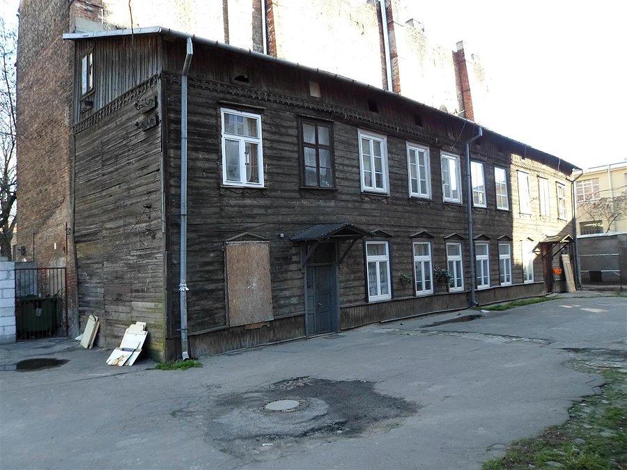 Drewniak wielorodzinny na Kawęczyńskiej