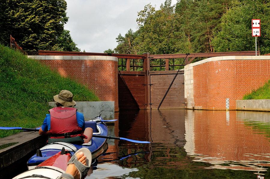 Pierwsza śluza na naszym szlaku - Sosnówek