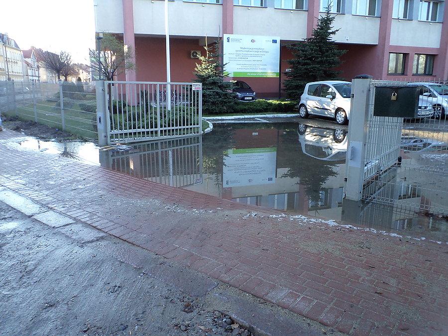 Małe jeziorko na wjeździe do EPEC