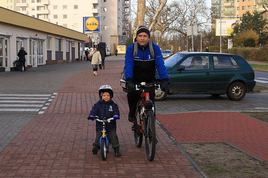 Szczecin, ul. Bandurskiego. Tata z synem