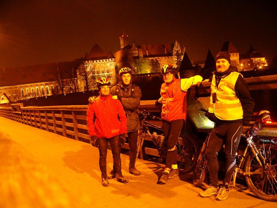 29-11-2013. Wspólne zdjęcie na kładce mostowej na rz.Nogat w Malborku. Na zdjęciu Krzysiek, Mariusz, Darek i Włodek