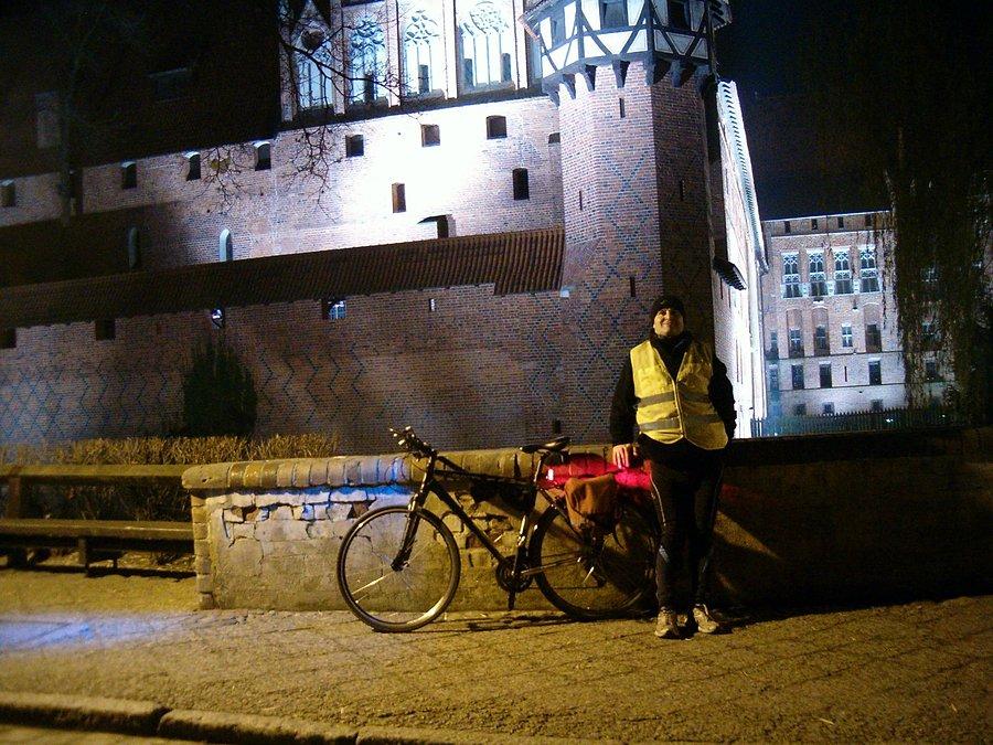 29-11-2013. Ja i mój rowerek przy Zamku Krzyżackim w Malborku, za chwilę spotkam się z elbląskimi rowerzystami, którzy przyjadą z Elbląga do Malborka