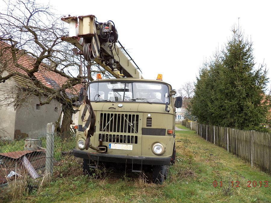 Dźwig na Ifie. Baczny obesrwator dostrzeże kabel z wtyczką opleciony na grillu chłodnicy (grzałka)