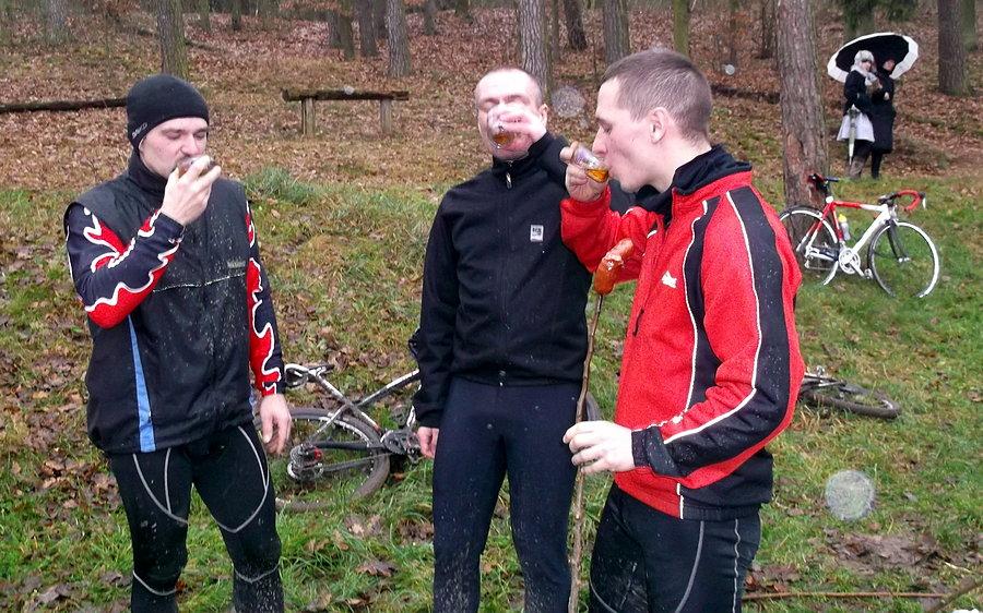 Jurek polał do pucharków coś wyskokowego i NA ZDROWIE :)