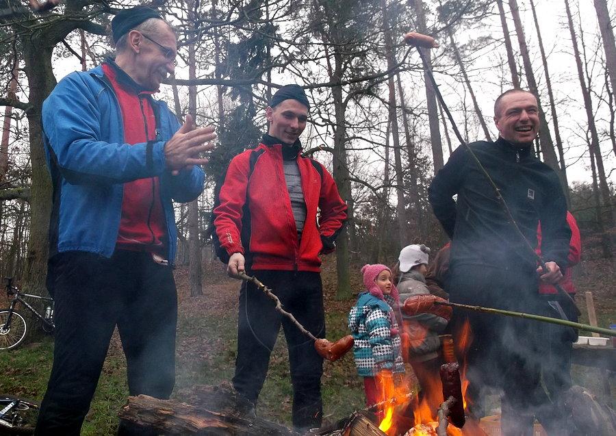 Ognisko, kiełbaski, zupka, placek, wesołe pogaduszki - czego chcieć więcej ? :)