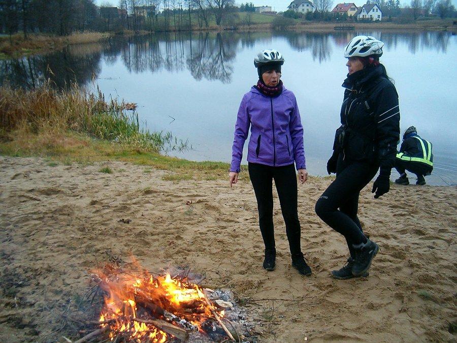 30-11-2013 Rowerzystka Asia i Mirka przy ognisku, na drugim planie nad jeziorem Wiesiek w Trzcińsku.