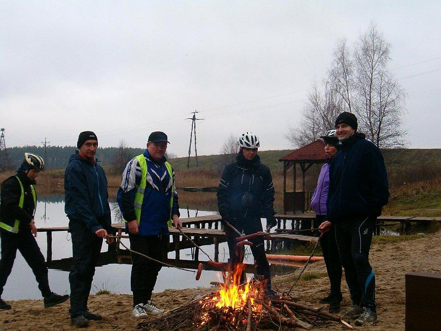 30-11-2013 Pieczenie kiełbasek przy ognisku nad jeziorem w Trzcińsku.
