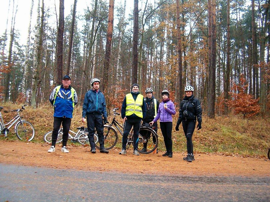 Zdjęcie grupowe przy drodze technicznej z Młynek do Wędkowy. Od prawej Asia, Mirka, Wiesiek, Darek, Mirek i Jurek