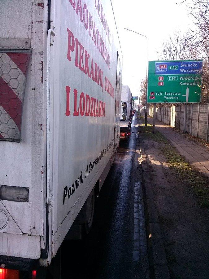 Urokliwa jazda przez miasto. A światło hen hen