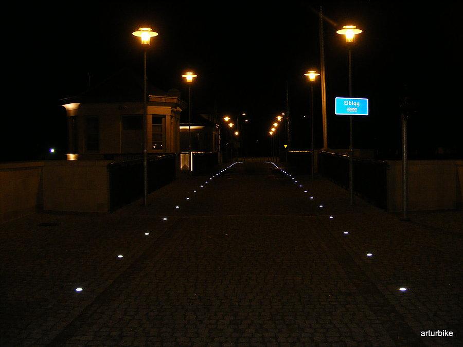 Nocny Elbląg, jeden z mostóe zwodzonych na Rzece Elbląg