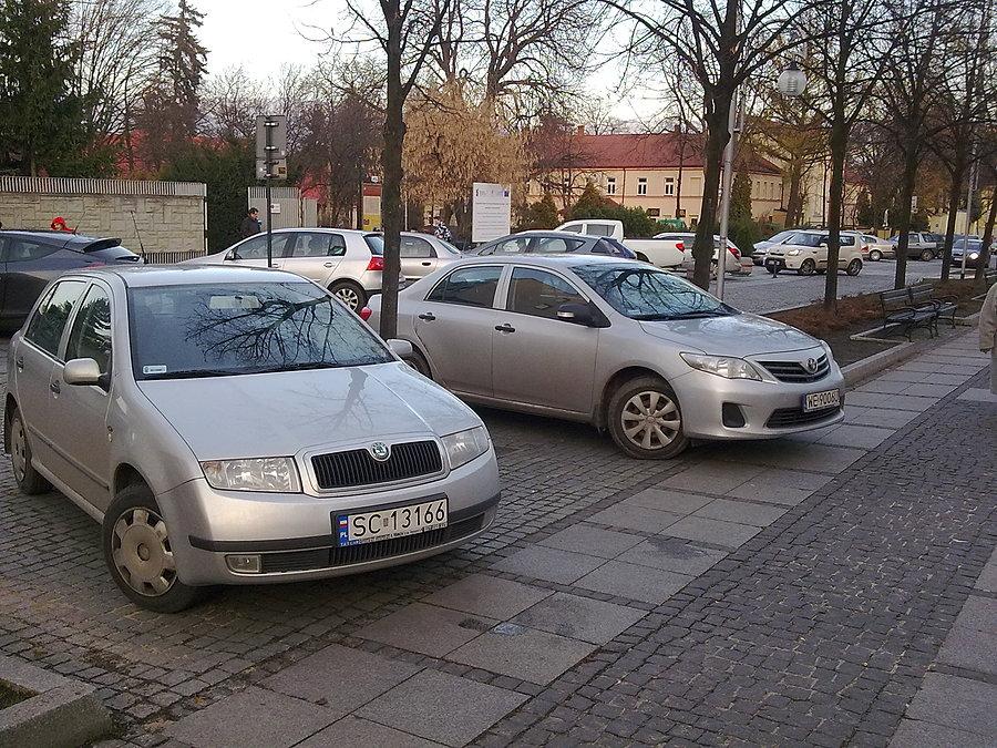 Parking na przejściu przez pasaż dla pieszych w III Alei NMP