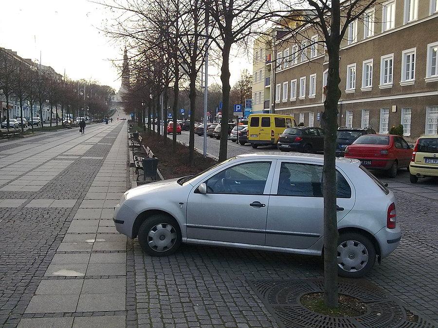 Parkowanie za wszelką cenę. Gdzie popadnie i bez krzty kultury