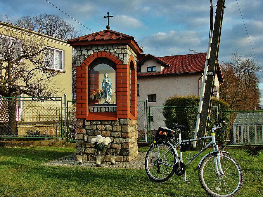 Na trasie wycieczki-Tczew. Przydrożna kapliczka