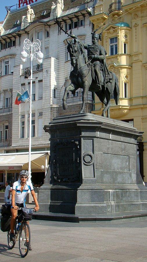 Pomników też jest sporo, ale nie tyle, ile w Skopie