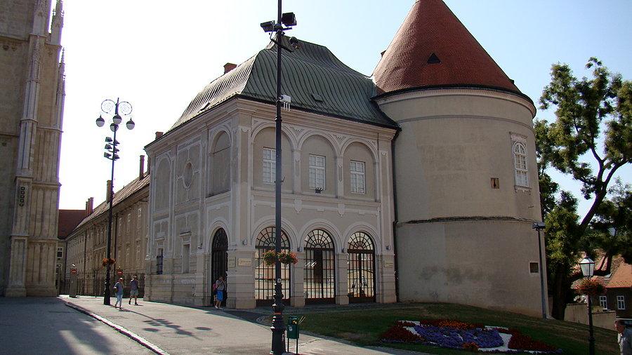 Podjeżdżamy pod katedrę