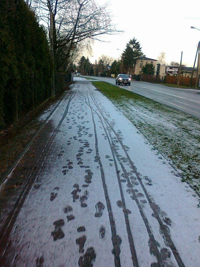 Śnieg na chodniku-ddr na Warszawskiej w Latchorzewie