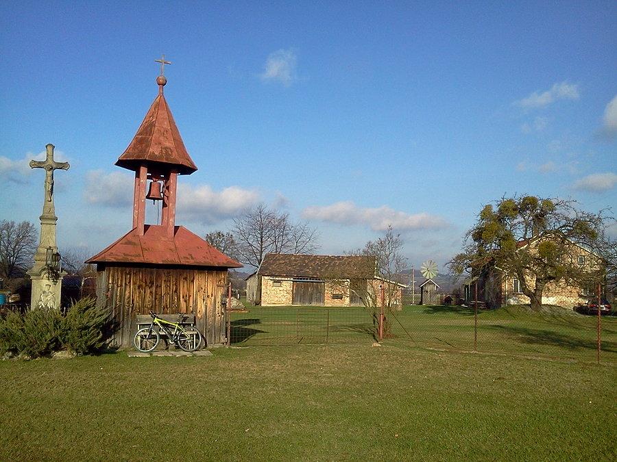 Dzwonniczka, krzyż i wiatrak
