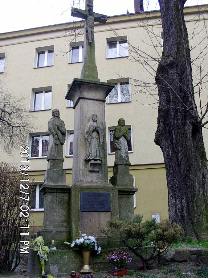 Kamienny krzyż przy ulicy Bibliotecznej