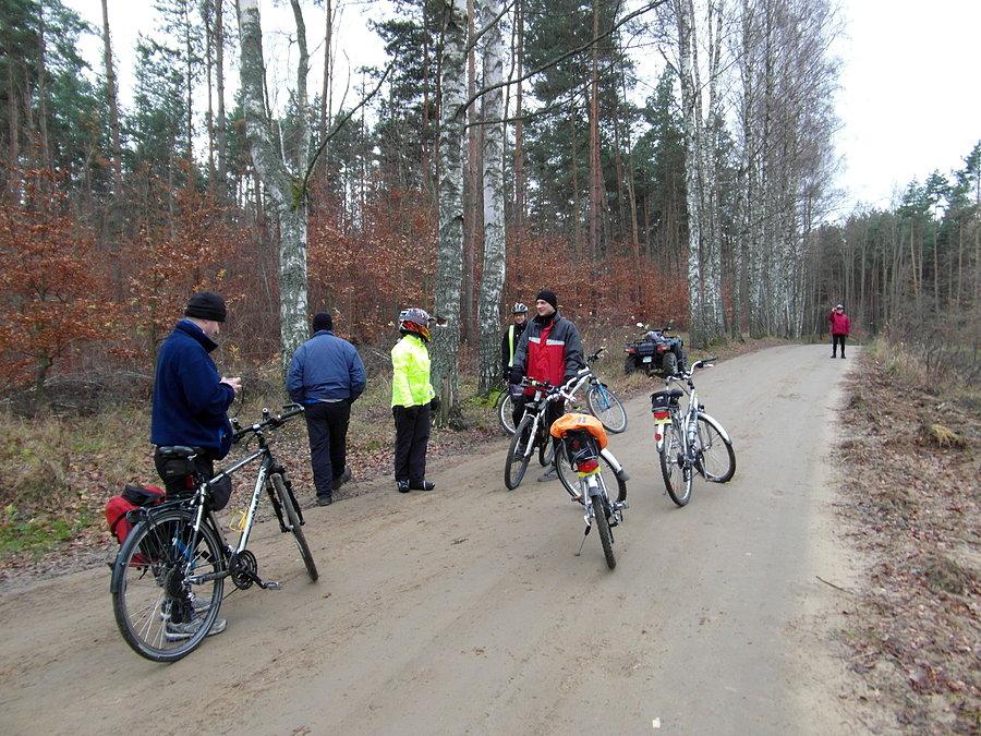 W lesie spotykamy Dorotkę (Fruzia) tym razem na kładzie