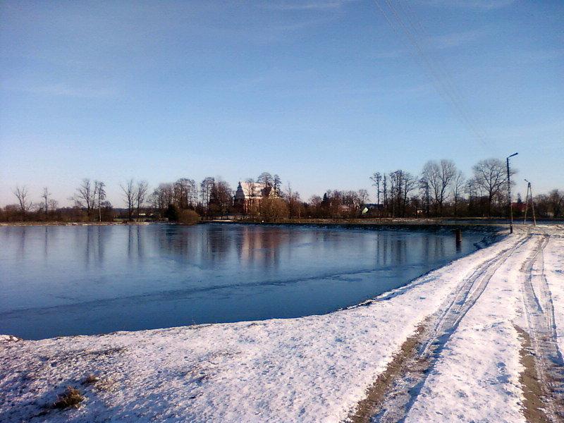 Stawy i kościół w Bełdowie